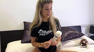 Sloppy blonde – Shona River pops hard playing with her sex toys on the couch  benefit monkey