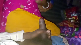 Padosi desi aunty ko Apne land per bithakar chudai Kiya