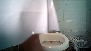 Busty curvy chick uses wet wipes to clean her pussy in the toilet