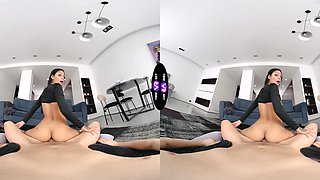 Skinny teen Breiny Zoe rides in vr with passion