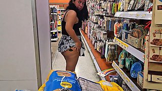 Venezuelan milf shows off her juicy ass in a supermarket in Medellin for cuckold filming