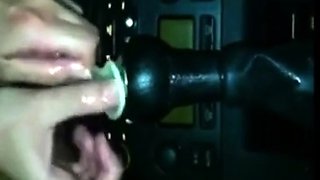 Elle se fait du bien dans la voiture avec son jouet