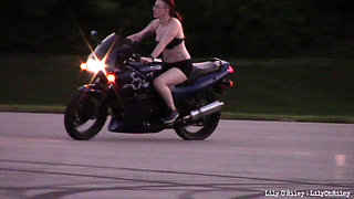 Bikini Sportbike Riding (wmv)