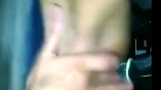 Elle se fait du bien dans la voiture avec son jouet