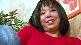 Chinese milf persuaded to do a solo casting