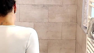 My Roommate Gives Me a Blowjob in the Bathtub and Gets Cum on Wet Jeans