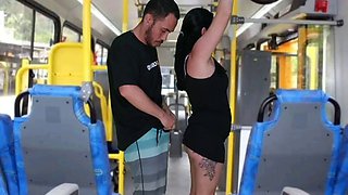 Old scoundrel with an encoxada and masturbates until he cums on the brunette in the bus