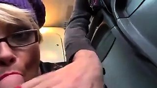 Deutsche Amateure geben Gruppen-Blowjob im Bus