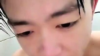 年紀輕輕奶就吊鐘乳！這男友太猛了懟著嘴當