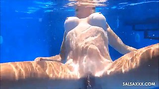 Pool sex with milf Leidy De Leon for SalsaXXX