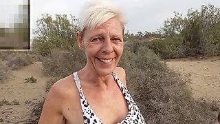 CoraBitch pees and showers outdoors at Maspalomas Beach