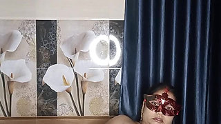 desi bhabi apnye pucy m dildo daltye huy kitna romance kr rhi hai