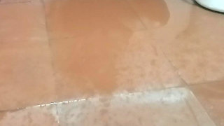 Pissing and Washing Pusssy