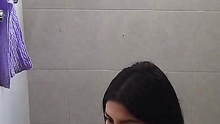 Mi Roomie in the Bathroom Taking a Shower