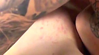 Two tattooed girls fist their pussies and squirt on the bed