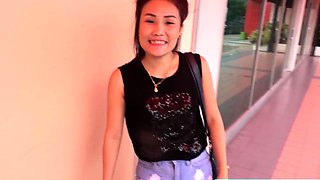 Thai amateur girl picked up in a Tuk Tuk