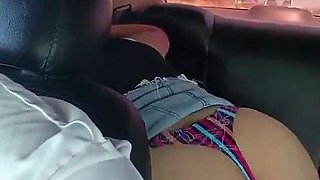 Montada en el auto